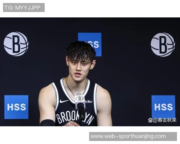 曾凡博全力以赴抢断狄龙皮球倒地争抢引发犯规争议